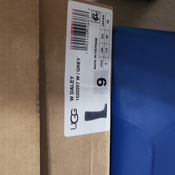 Ugg riding boots sz 9 in the color gray - Picture 5 of 5